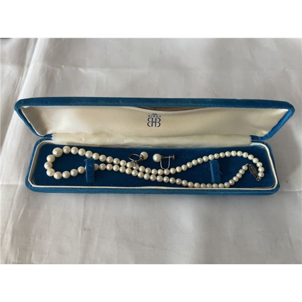 VINTAGE HAND KNOTTED FRESHWATER PEARLS NECKLACE W/ STERLING SILVER AND PEARLS SCREW BACK EARRINGS