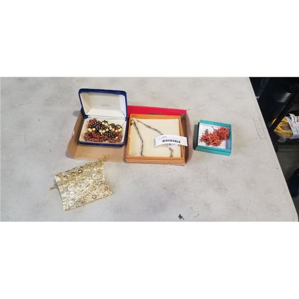 ASSORTED VINTAGE ESTAE JEWELLERY NECLACES AND BRACELETS