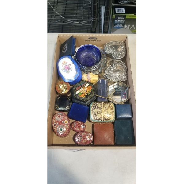 TRAY OF ANTIQUE COLLECTIBLE LIDDED JEWELLERY AND PIN DISHES