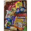 Image 2 : TRAY OF ASSORTED CANDY AND CHOCLOATE TREATS