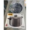 Image 1 : LOT OF NEW FUTURA COOK N SERVE BOWL 5 LITRE AND NEW ESMALTADA FRYING PAN