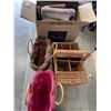 Image 1 : WICKER BASEKTS AND BOX OF FRAMES