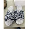 Image 4 : 2 NEW WOMENS SIZE 9 WINTER BOOTS AND SLIPPERS