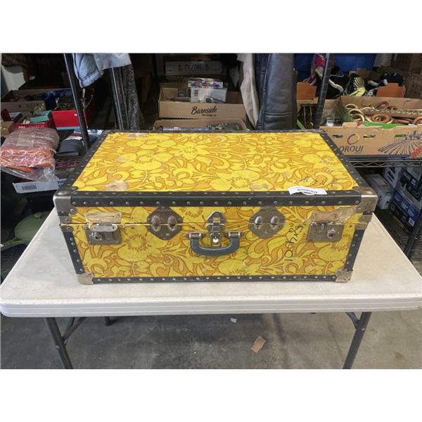 VINTAGE STORAGE TRUNK FULL OF STORSAGE BASKETS, WOOVEN AND PLASTIC