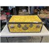 Image 1 : VINTAGE STORAGE TRUNK FULL OF STORSAGE BASKETS, WOOVEN AND PLASTIC