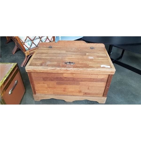 VINTAGE PINE STORAGE TRUNK
