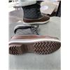 Image 2 : 2 NEW WOMENS SIZE 6 WINTER BOOTS AND SLIPPERS