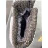 Image 3 : 2 NEW WOMENS SIZE 6 WINTER BOOTS AND SLIPPERS