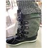 Image 4 : 2 NEW WOMENS SIZE 6 WINTER BOOTS AND SLIPPERS