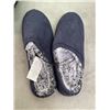 Image 6 : 2 NEW WOMENS SIZE 6 WINTER BOOTS AND SLIPPERS