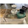 Image 4 : 2 BOXES OF VINTAGE AND COLLECTIBLE VASES
