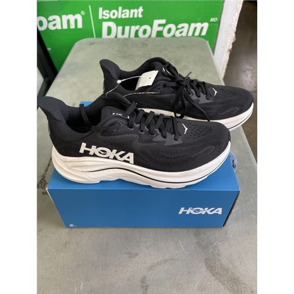 NEW HOKA WOMENS SIZE 9 RUNNNG SHOES
