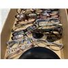 Image 5 : 2 TRAYS OF READING GLASSES AND CASES