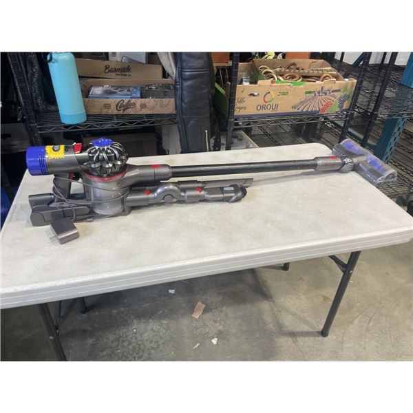 DYSON V7 TORQUE DRIVE CORDLESS VACUUM WORKING WITH ACCESSORIES