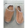 Image 4 : 2 NEW WOMENS SIZE 7.5 WINTER BOOTS AND SLIPPERS