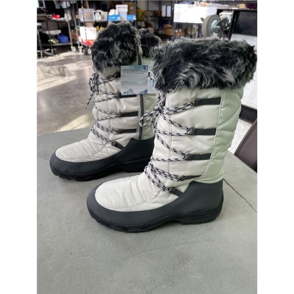 NEW PAIR OF MENS SIZE 9 BOOTS