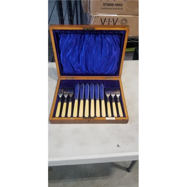 ANTIQUE WOODEN CASED UNION CASE "O.B ALLAN VANCOUVER" STEAK SET