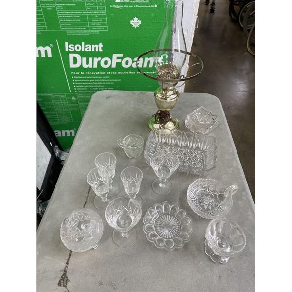 ASSORTED CRYSTAL GLASSWARE AND BRASS LAMP