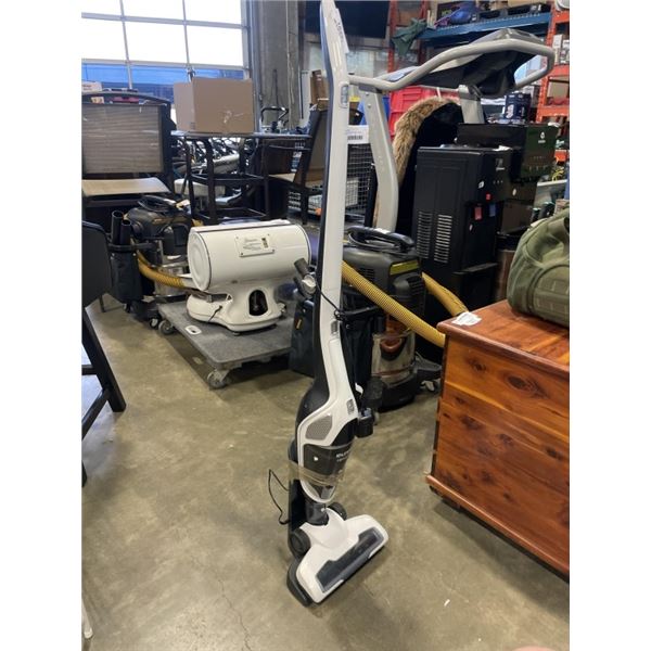 EUREKA 2 IN 1 CORDLESS VACUUM WORKING WITH DOCK