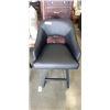 Image 2 : 2 SWIVEL LEATHER BARSTOOLS