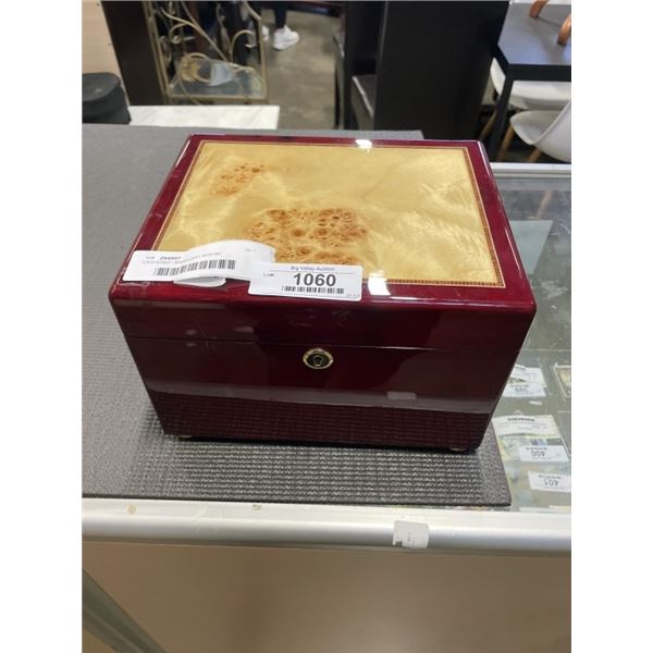 LAQUERED JEWELLERY BOX W/ JEWELLERY