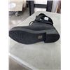 Image 3 : 2 NEW WOMENS SIZE 7.5 WINTER BOOTS AND SLIPPERS