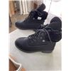 Image 4 : 2 NEW WOMENS SIZE 7.5 WINTER BOOTS AND SLIPPERS