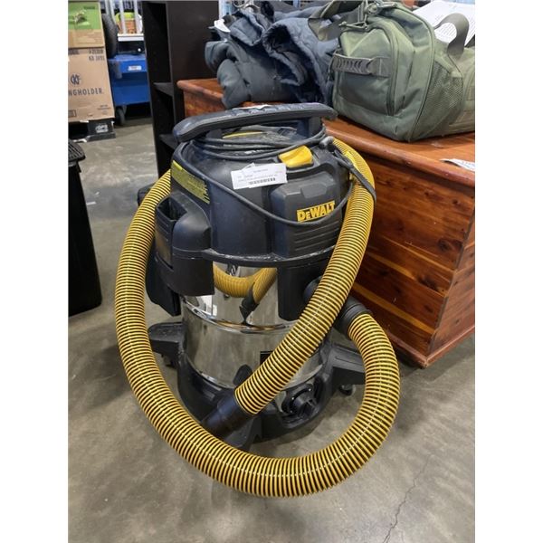 DEWALT 10 GALLON STAINLESS SHOP VAC WORKING