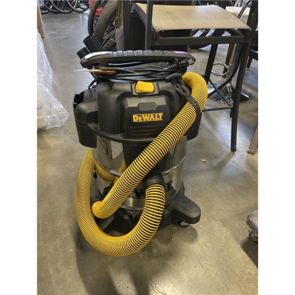 DEWALT 10 GALLON STAINLESS SHOP VAC WORKING