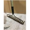 Image 7 : Lot of 3 - 2 Rakes And a Shovel