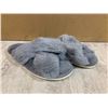 Image 2 : Fuzy Memory Foam Slip On Slippers Grey And White Size 7/8