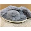 Image 3 : Fuzy Memory Foam Slip On Slippers Grey And White Size 7/8