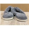 Image 4 : Fuzy Memory Foam Slip On Slippers Grey And White Size 7/8