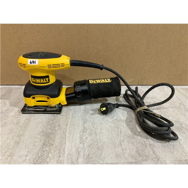 Dewalt D26441 1/4 Sheet Palm Sander