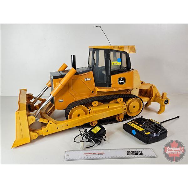Remote Control Bulldozer: John Deere 850J (Plastic) (ERTL) (Measures : 14-1/2"H x 14"W x 31"D)