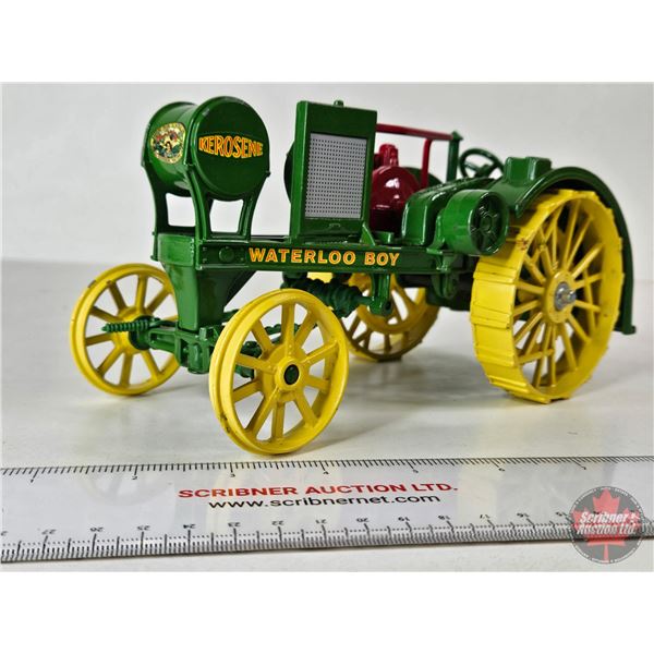 John Deere Waterloo Boy (ERTL) (Scale 1:16)