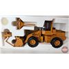 Image 2 : CASE 621 Wheel Loader c/w Forklift, Lift Boom and Case 4-in-1 Bucket  (Scale 1:35) (Box Measures : 4