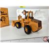Image 5 : CASE 621 Wheel Loader c/w Forklift, Lift Boom and Case 4-in-1 Bucket  (Scale 1:35) (Box Measures : 4