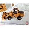 Image 7 : CASE 621 Wheel Loader c/w Forklift, Lift Boom and Case 4-in-1 Bucket  (Scale 1:35) (Box Measures : 4