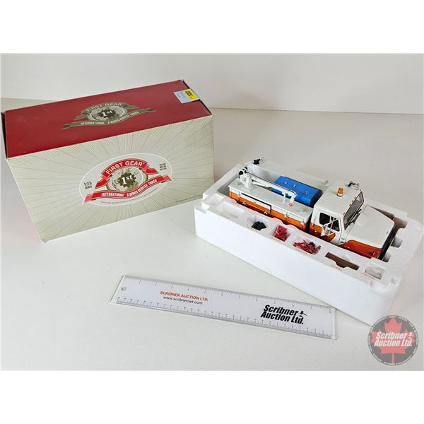 International S-Series Service Truck (First Gear) (Scale 1:25) (Box Measures : 6-3/4"H x 12-1/2"W x 
