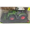 Image 4 : Fendt 722 Vario w/ FEL (Universal Hobbies) (Scale 1:32) (Box Measures : 6-1/2"H x 11"W x 6"D)