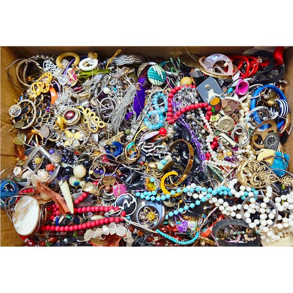 LARGE BOX OF UNSORTED VINTAGE JEWELRY