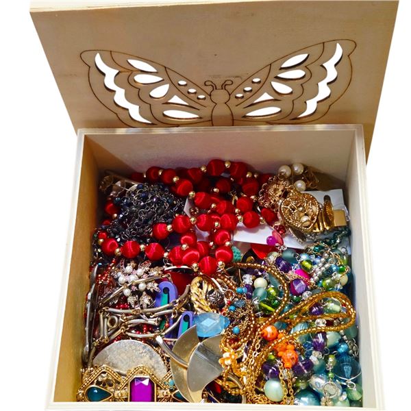 COLLECTION OF VINTAGE ESTATE JEWELRY IN WOOD