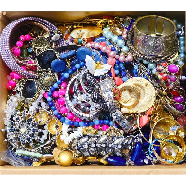 COLLECTION OF VINTAGE ESTATE JEWELRY IN BOX
