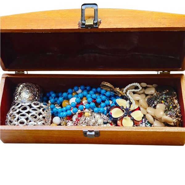 COLLECTION OF VINTAGE ESTATE JEWELRY IN  WOOD