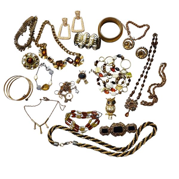 COLLECTION OF GOLD AND BLACK VINTAGE JEWELRY