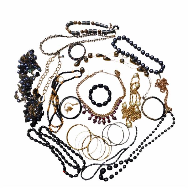 COLLECTION OF VINTAGE JEWELRY