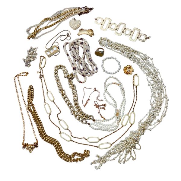 COLLECTION OF PEARL VINTAGE JEWELRY