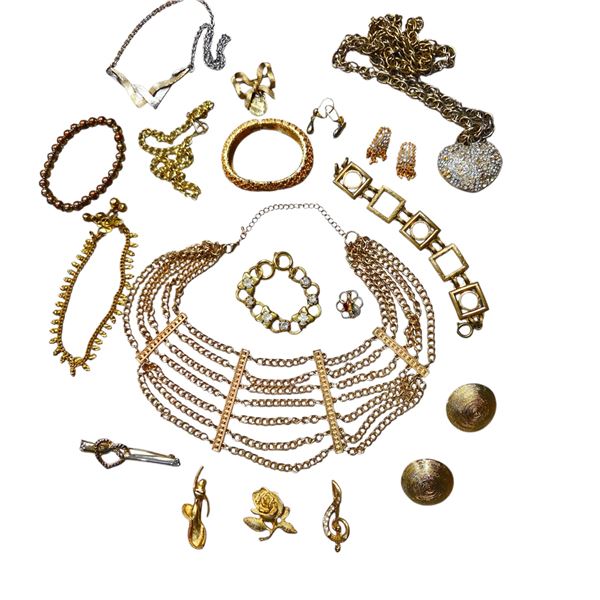 COLLECTION OF GOLD TONE VINTAGE JEWELRY
