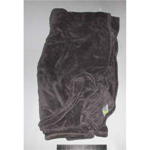 GREY BLANKET, QUEEN SIZE AS A GUESS